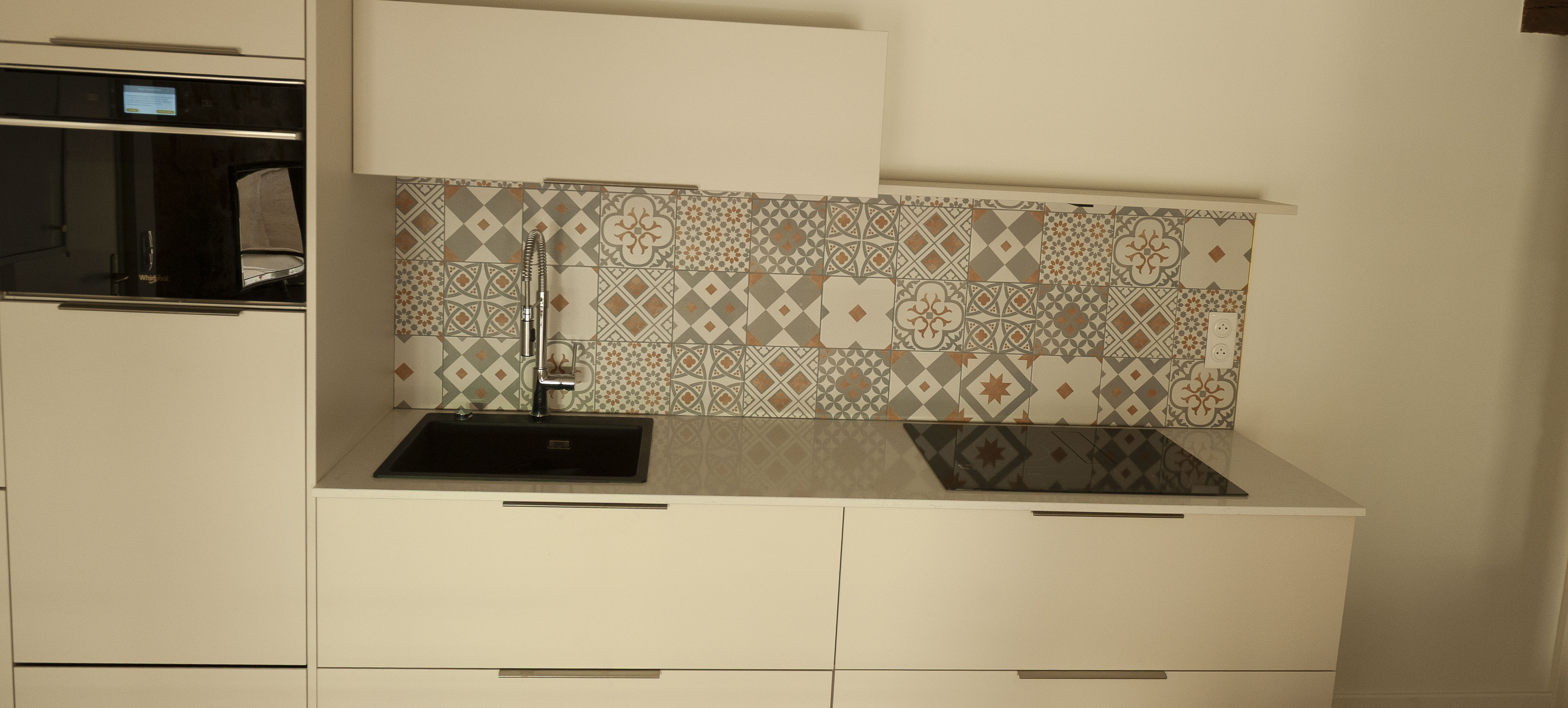 Crédence carreaux de ciment artisanaux cuisine appartement Paris 2e