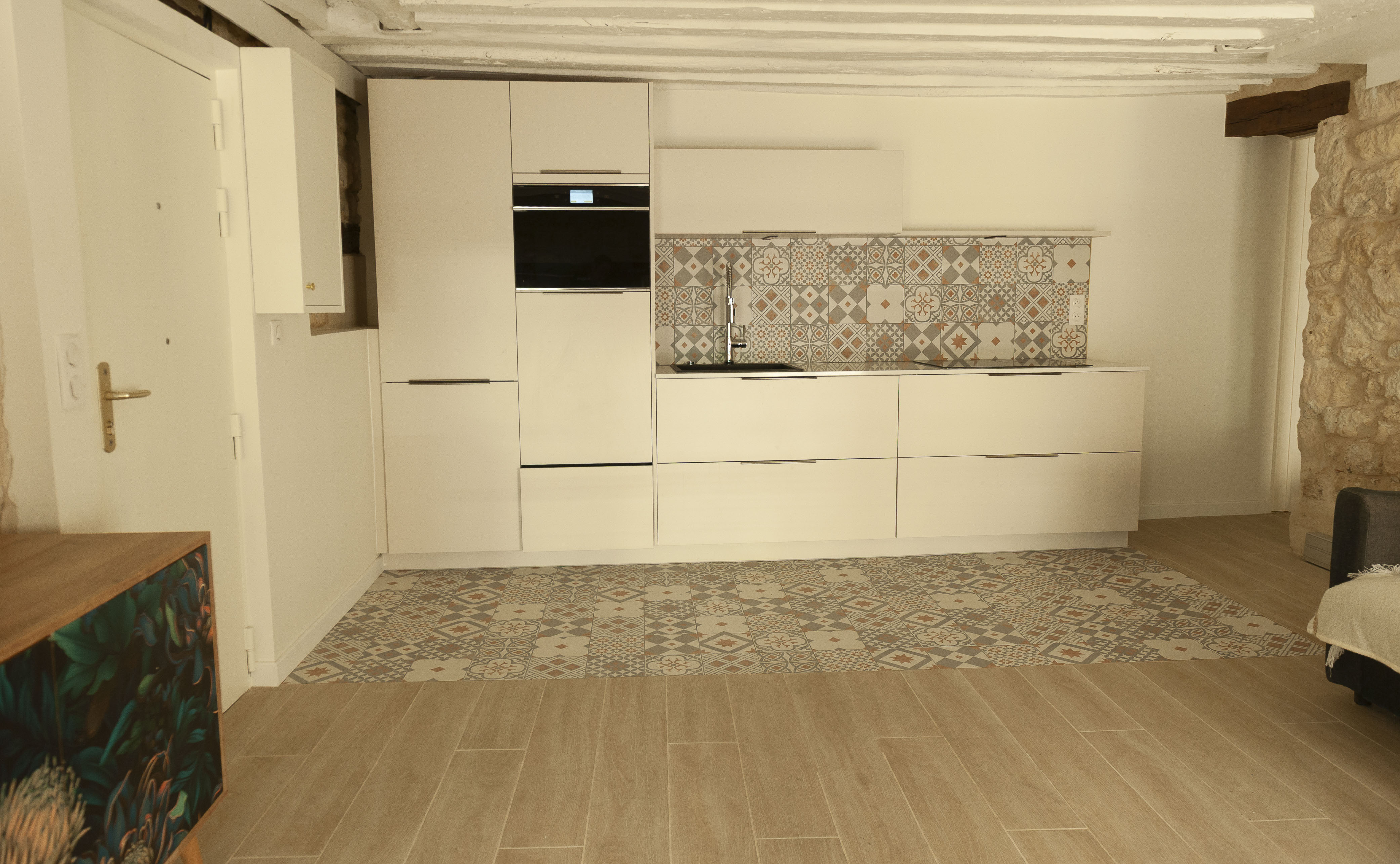Cuisine design blanche équipée four encastré et induction - Paris 2e