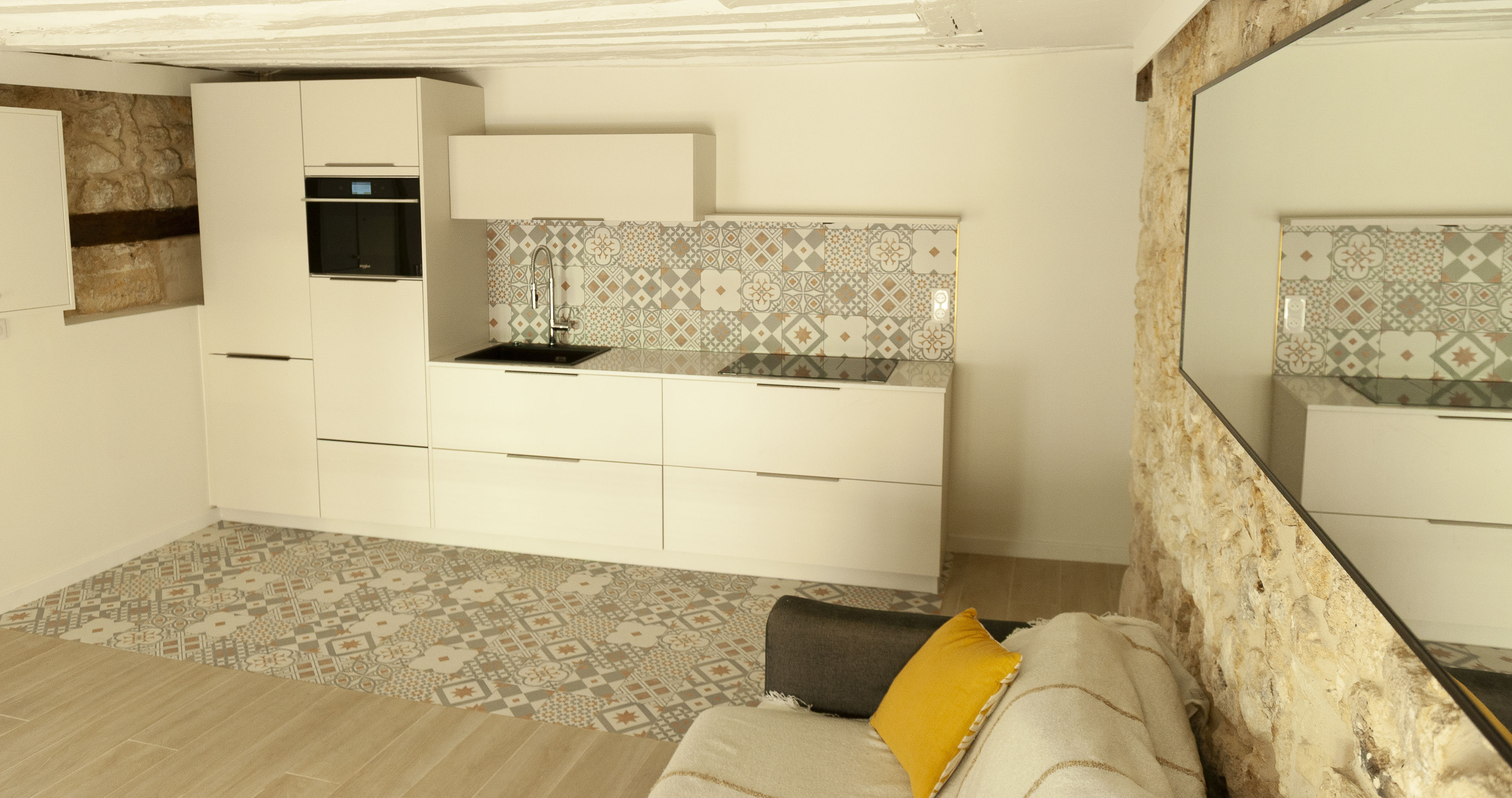 Vue ensemble cuisine ouverte sur séjour appartement Paris Sentier 75002